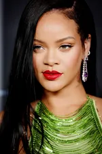 Рианна в кружевном белье: новые фото из коллекции Savage X Fenty в уютной обстановке