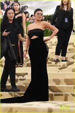 Кайли Дженнер рассказала о мучительном образе на Met Gala: 'Мои ноги застряли в обуви'