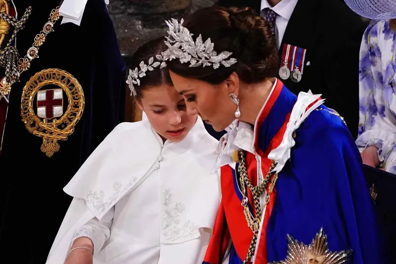 Кейт Миддлтон и принцесса Шарлотта отдают дань уважения на параде Trooping the Colour