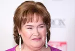 Сьюзан Бойл, 63 года, продемонстрировала новый стиль с блондинистым волосами за бокалом шампанского с друзьями