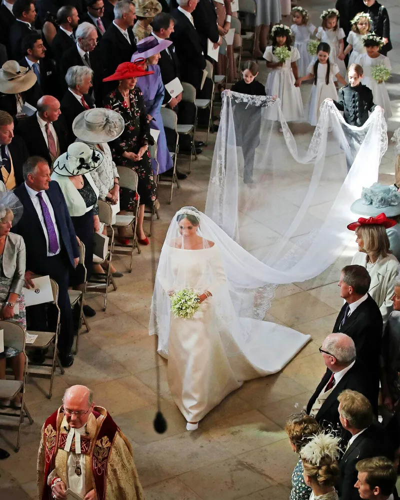 Свадебное платье Меган Маркл за £100,000, которое королева посчитала 