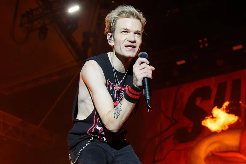 Деррик Уибли из Sum 41 обвиняет своего бывшего менеджера в сексуальном насилии: главные откровения из мемуаров