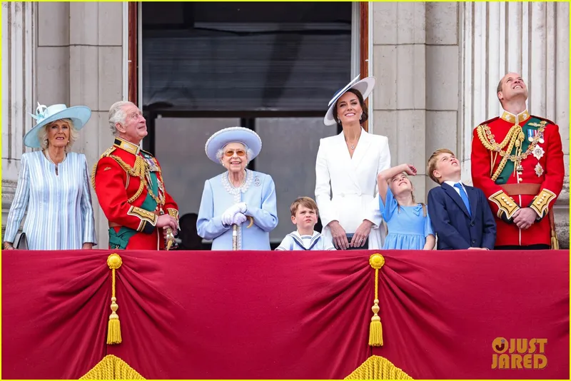 Принц Уильям и принц Луи устроили забавный момент на балконе, который вы могли пропустить