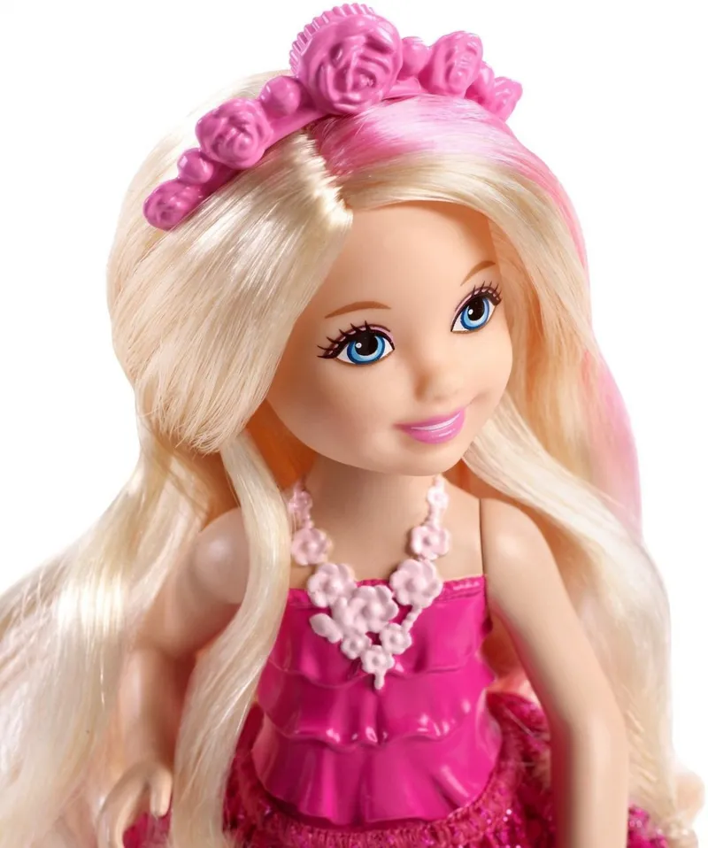 Принцесса Беатрис воссоздает образ Барби в ярко-розовом мини-платье для свадебного гостя и на высоких каблуках