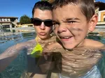 Сын Кортни Кардашьян Рейн Дисик, 10 лет, подшучивает над папарацци во время семейного ужина в Нобу