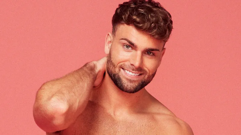 Том Клэр из Love Island удивил свою подругу Молли Смит украшенным номером в отеле, где они наслаждались...