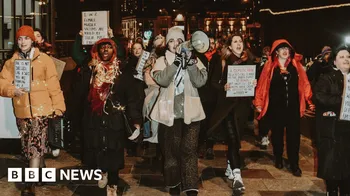 Женщина в шоке: парень с рассеянным склерозом сделал предложение на коленях