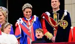 Принц Луи весело машет во время парада Trooping the Colour, пока старший брат не вмешивается