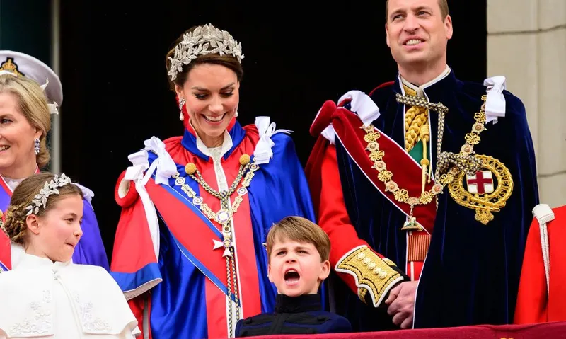 Принц Луи весело машет во время парада Trooping the Colour, пока старший брат не вмешивается