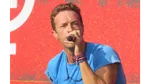 Крис Мартин шутливо предостерегает зрителей перед поцелуй-камерой после слухов об "романе" с CEO Astronomer