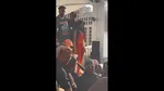 Карди Би бросает ручку в мужчину у суда после "неуважительного" вопроса о беременности: смотрите видео