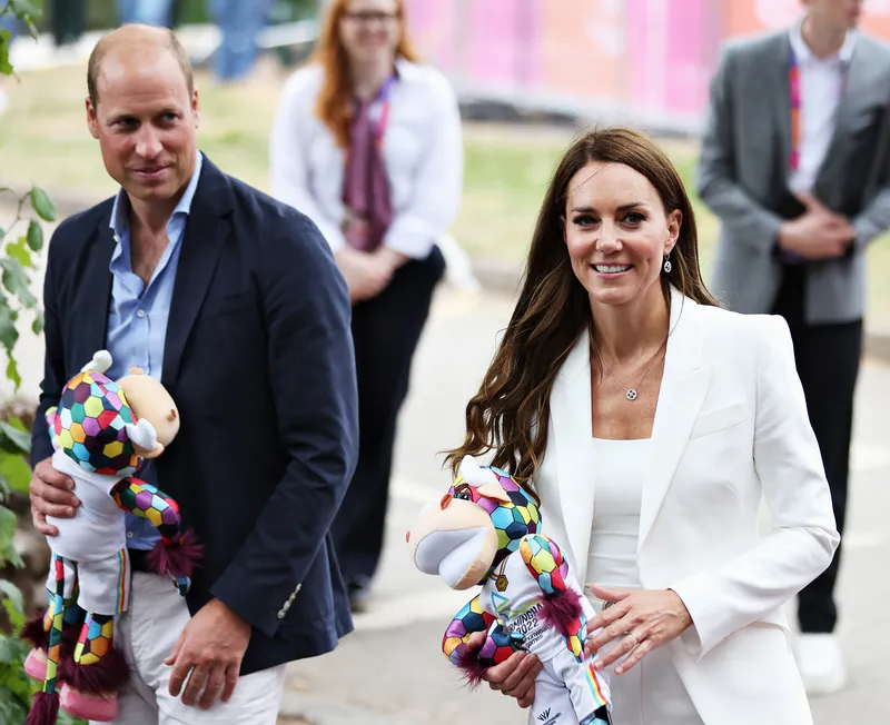 Принц Уильям вышел в поддержку благотворительной акции, связанной с больницей, где родились Джордж, Шарлотта и Луи