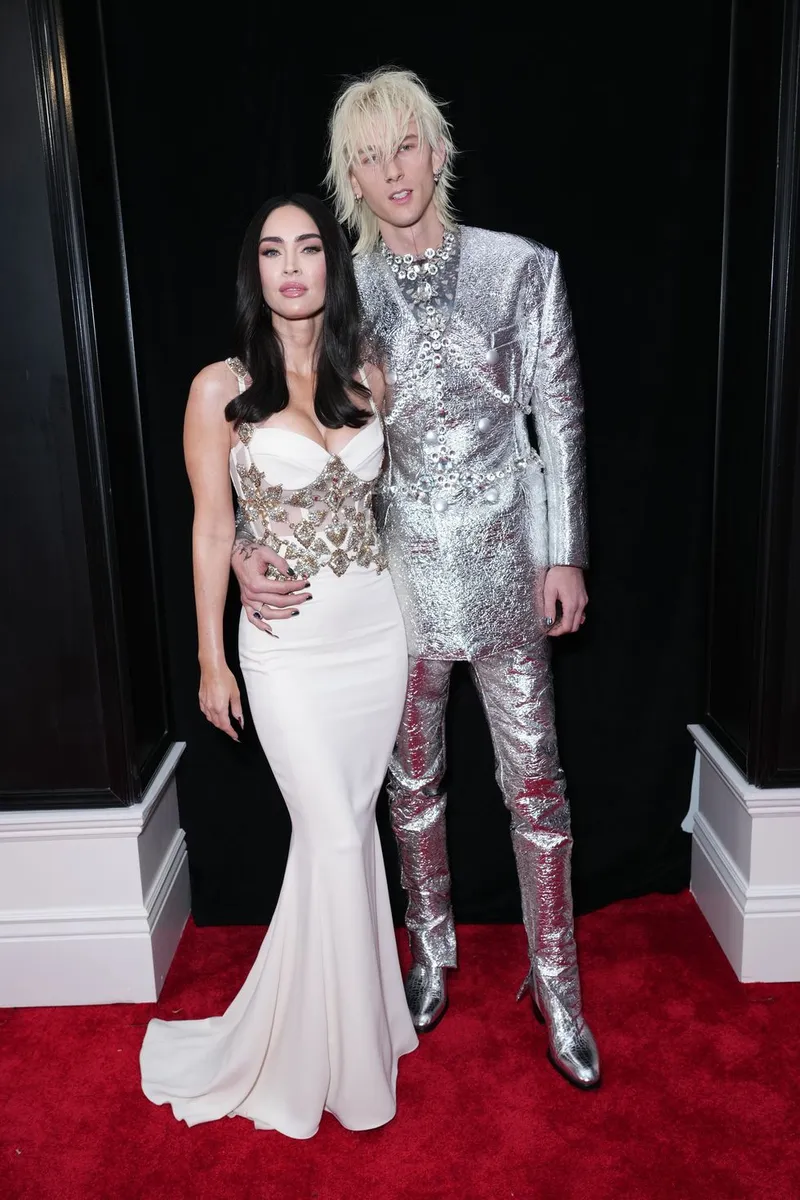 На Грэмми 2023 года наряд Меган Маркл Фокс в белом платье выглядел как настоящая свадьба рок-звезды