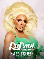 Мишель Видж, звезда RuPaul's Drag Race, гордо заявляет о своей естественной фигуре в откровенном платье после удаления имплантов груди