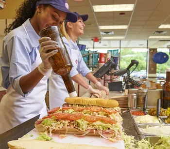 Сотрудник Jersey Mike's ответил Дженнифер Эйдин на её критику: "Научитесь заказывать"