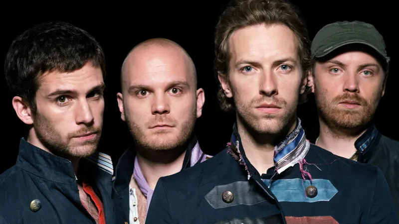 Крис Мартин из Coldplay шутит о скандале с поцелуем CEO астронома во время предложения на концерте