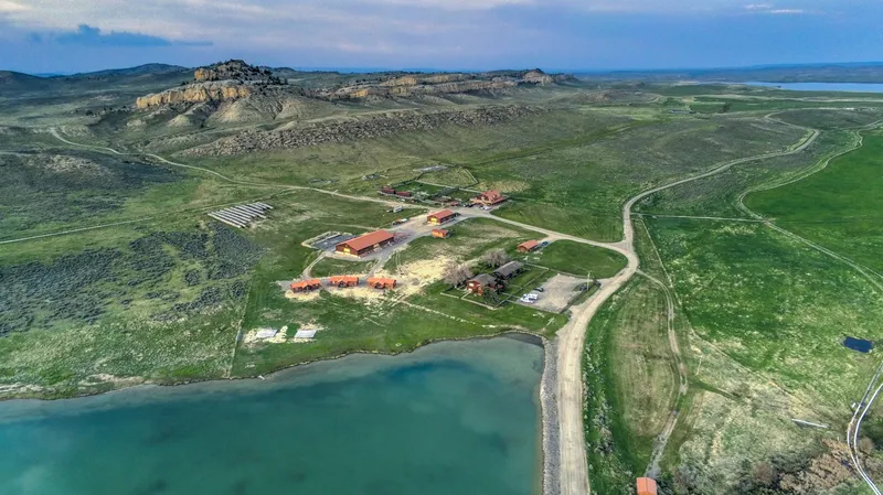 Ранчо Канье Уэста в Калабасасе стоимостью $2,2 млн находится в запустении, так как рэпер покинул несколько особняков