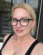 "Алиса Эванс требует финансовую помощь от бывшего мужа Груффуда, чтобы обеспечить крышу над головой для дочерей в разгаре бракоразводного процесса"