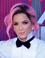 Холси в потрясающем корсетном платье на гала-вечере amfAR в Венеции с женихом Аваном Джогией