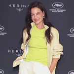 Кэти Холмс отказывается от привычного стиля: драматический готический образ на красной дорожке