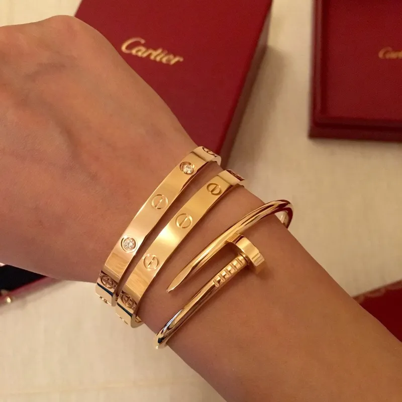 Ким Зольциак пытается продать браслет Cartier Love за 5 тысяч долларов в День Святого Валентина в связи с разводом с Кроем Бирманном и