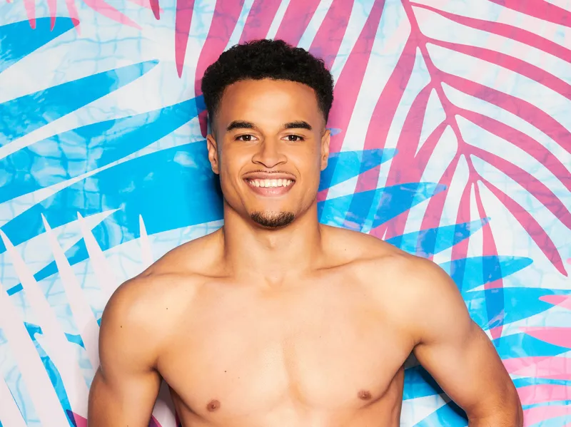 Тоби Аромоларан из Love Island просит Джорджию Стил быть
