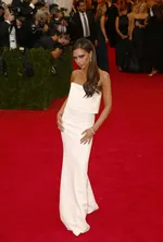 Образ Виктории Бекхэм на Met Gala в стиле Y2K: прозрачность и идеальный стиль