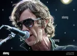 Ричард Ашкрофт с юмором высмеивает фаната Oasis, пойманного на использовании Shazam для определения Bitter Sweet Symphony