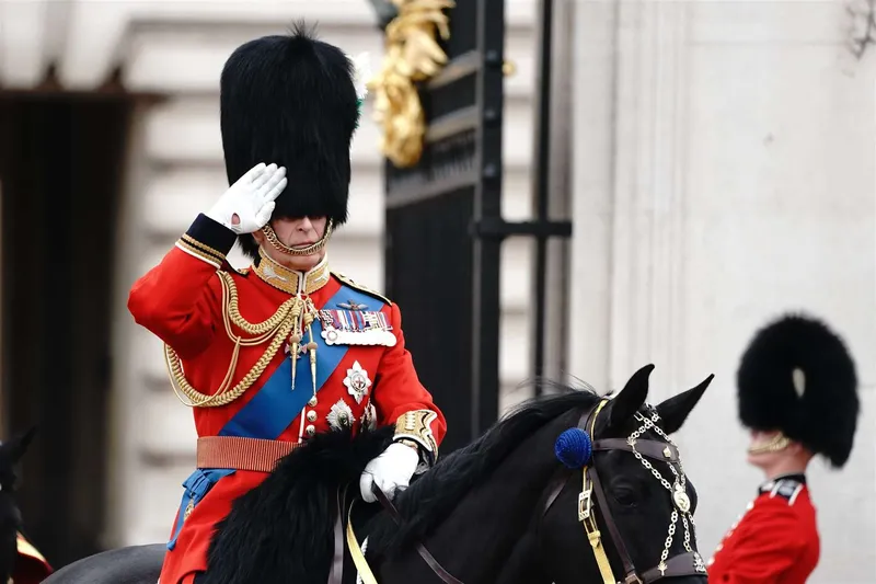 Король Чарльз может присутствовать на церемонии Trooping the Colour во время лечения рака с изменениями в его прибытии, сообщает газета