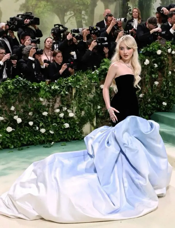 Сабрина Карпентер на Met Gala 2025: стильный образ без штанов в стиле 'Short n' Sweet'