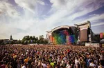 Певица и автор песен выступила на фестивале TRNSMT — угадайте, кто её знаменитый брат-голливудец?