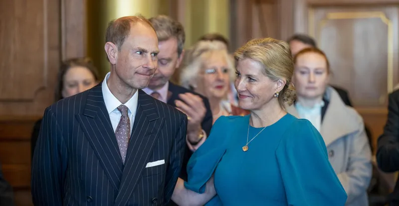 Принц Эдвард и его жена Софи, герцогиня Эдинбургская, отмечают 25-летие свадьбы